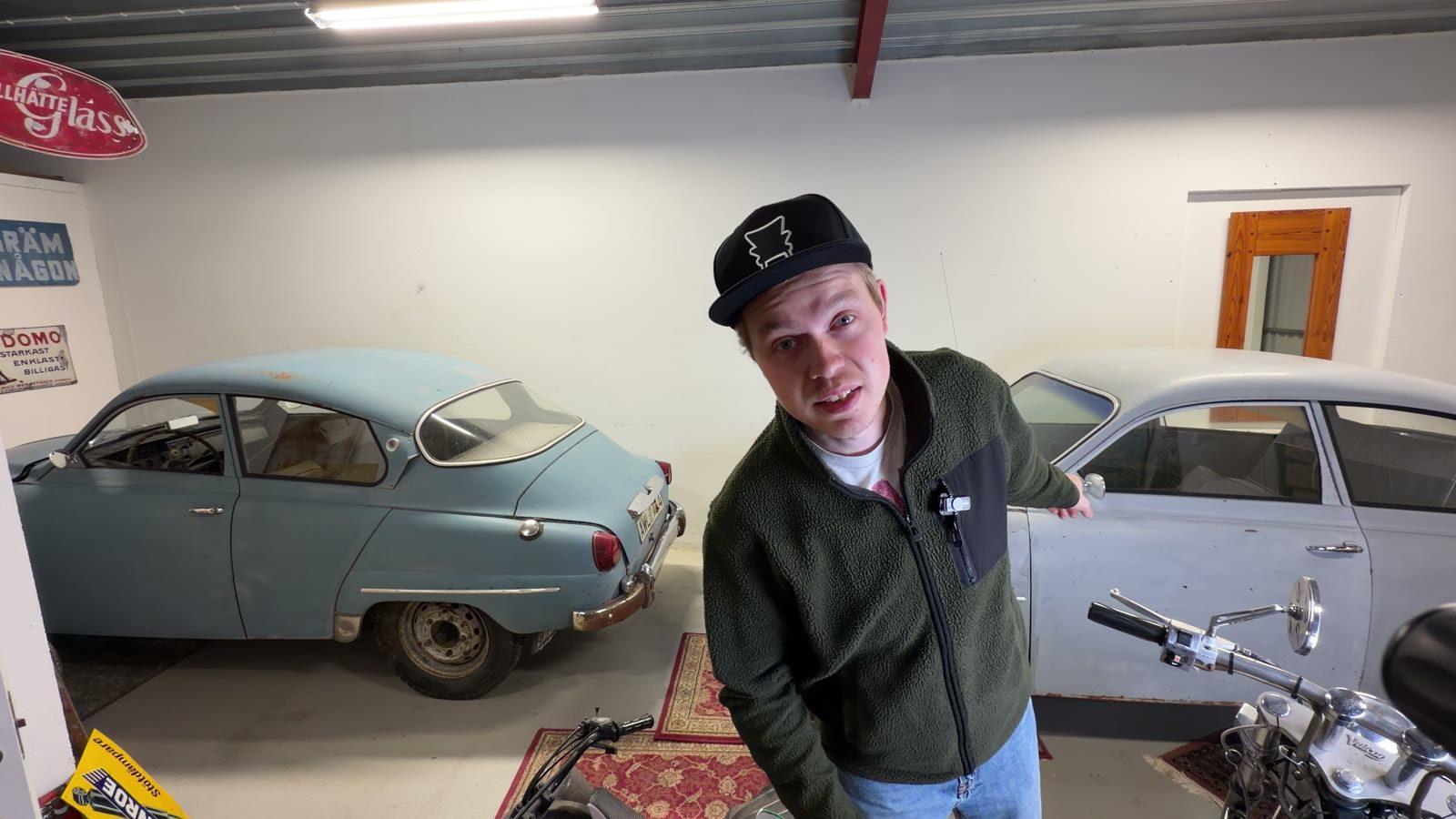 Gustav i lagret med båda Saab 96:orna – den blå AWL 714 till vänster och den grå ARL 597 till höger