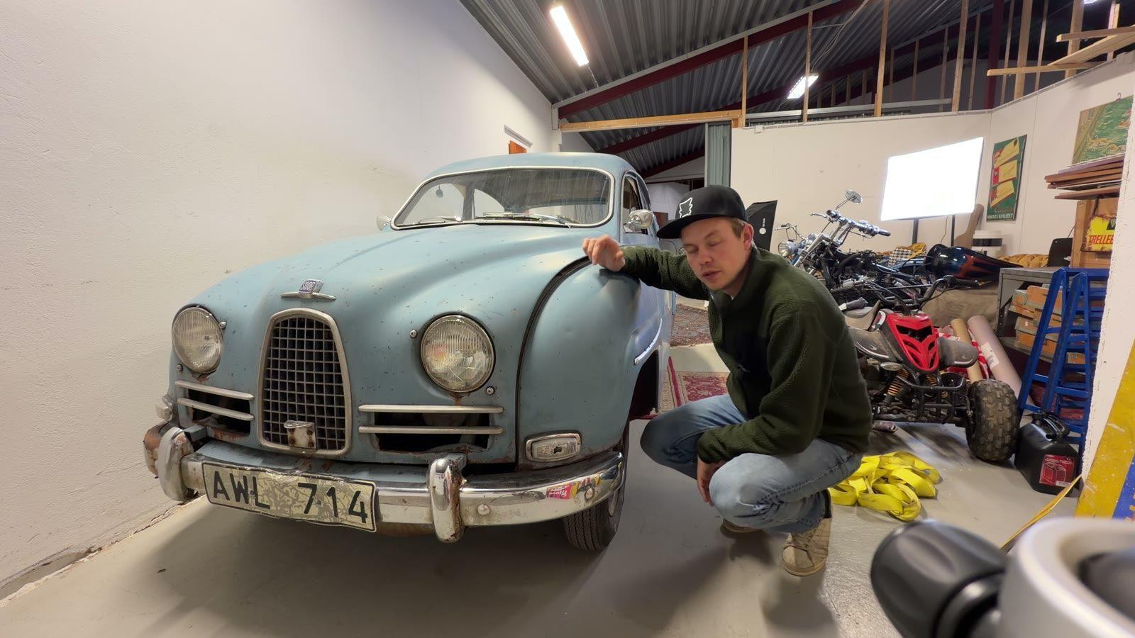 Gustav vid fronten på den blå Saab 96 AWL 714