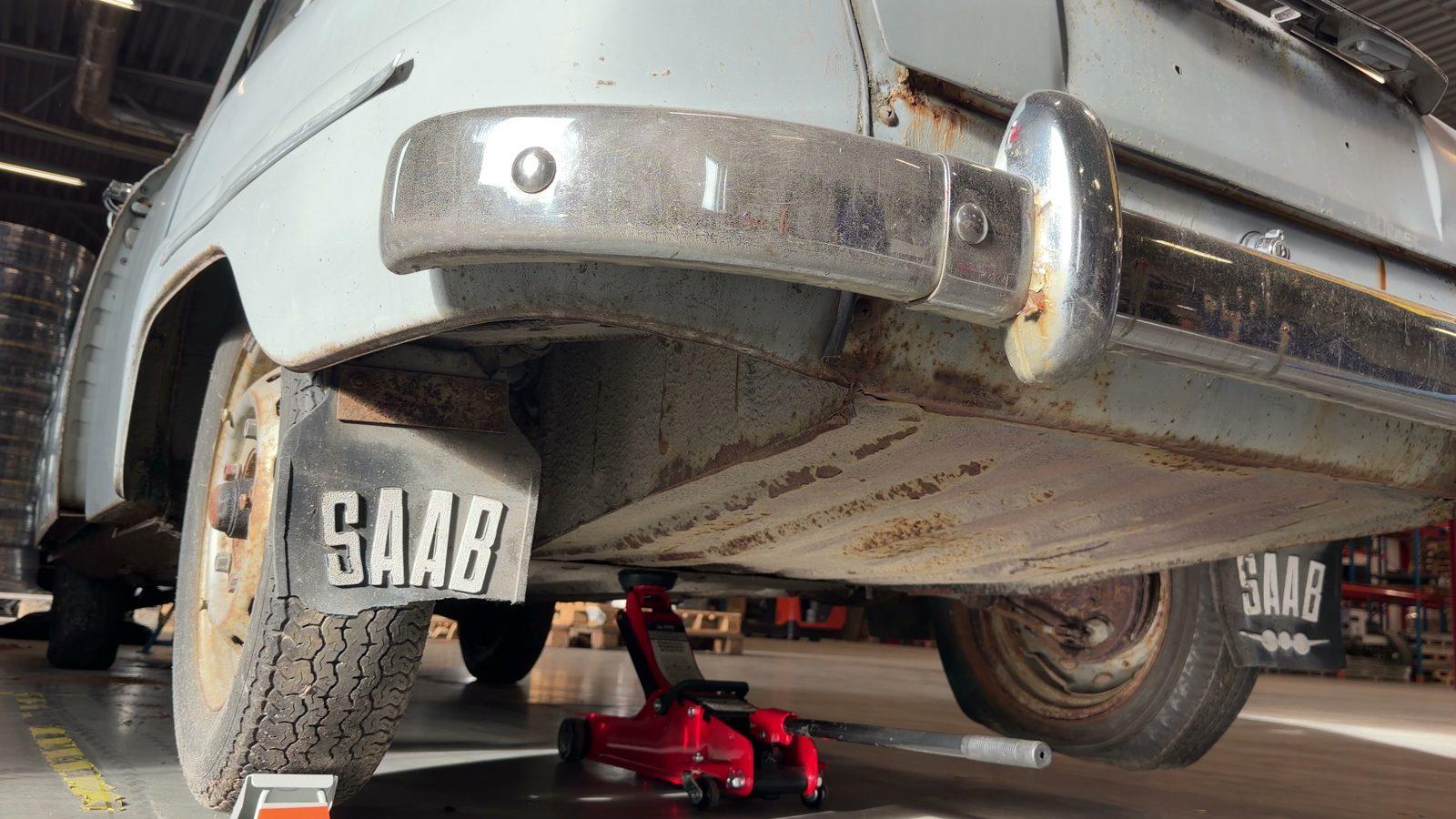 Saab 96 upphissad på domkraft bakifrån