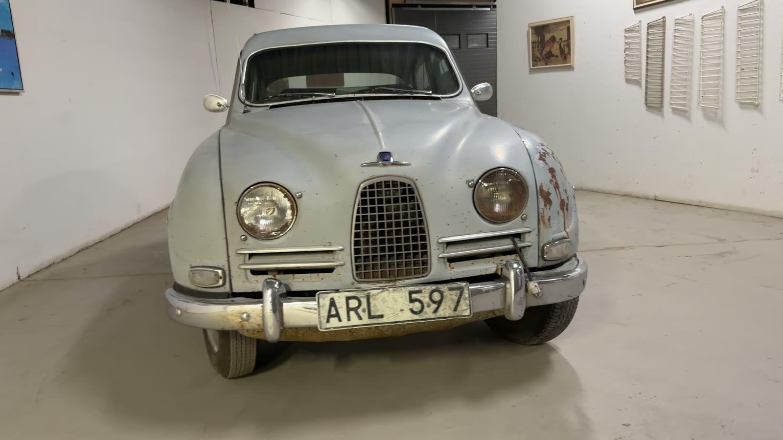 Saab 96 ARL 597 framifrån i lagret