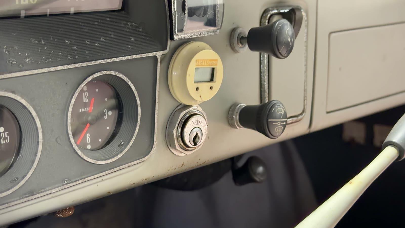 Instrumentbrädan med tändningslåset på en Saab 96