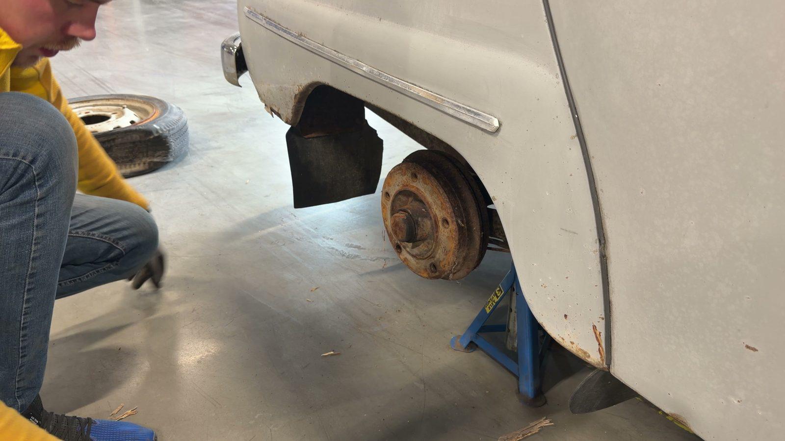 Den rostiga bromstrumman på Saab 96 efter att hjulet tagits av